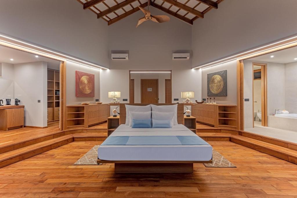 Cinnamon Velifushi 1 Water Suite with Pool